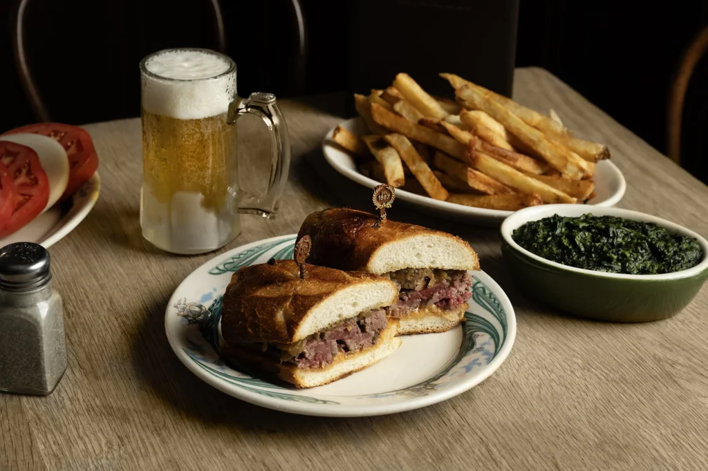 紐約吃什麼？紐約美食推薦攻略 Peter Luger New York 紐約百年牛排館 Peter Luger New York 推薦｜Peter Luger 紐約百年牛排館，Peter Luger Brooklyn 地址、Peter Luger 訂位、Peter Luger 價格與必點菜單Peter Luger攻略 image 3