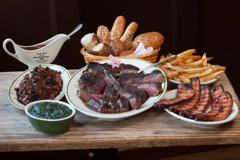 紐約吃什麼？紐約美食推薦攻略 Peter Luger New York 紐約百年牛排館 Peter Luger New York 推薦｜Peter Luger 紐約百年牛排館，Peter Luger Brooklyn 地址、Peter Luger 訂位、Peter Luger 價格與必點菜單Peter Luger攻略 image 2