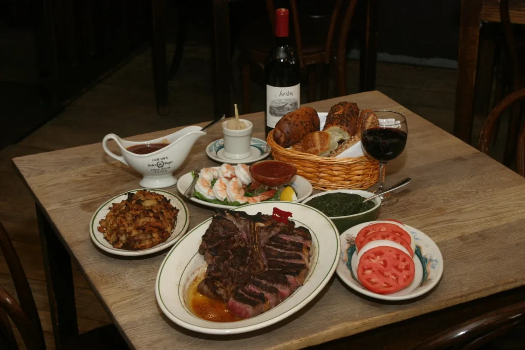 紐約吃什麼？紐約美食推薦攻略 Peter Luger New York 紐約百年牛排館 Peter Luger New York 推薦｜Peter Luger 紐約百年牛排館，Peter Luger Brooklyn 地址、Peter Luger 訂位、Peter Luger 價格與必點菜單Peter Luger攻略 image 1