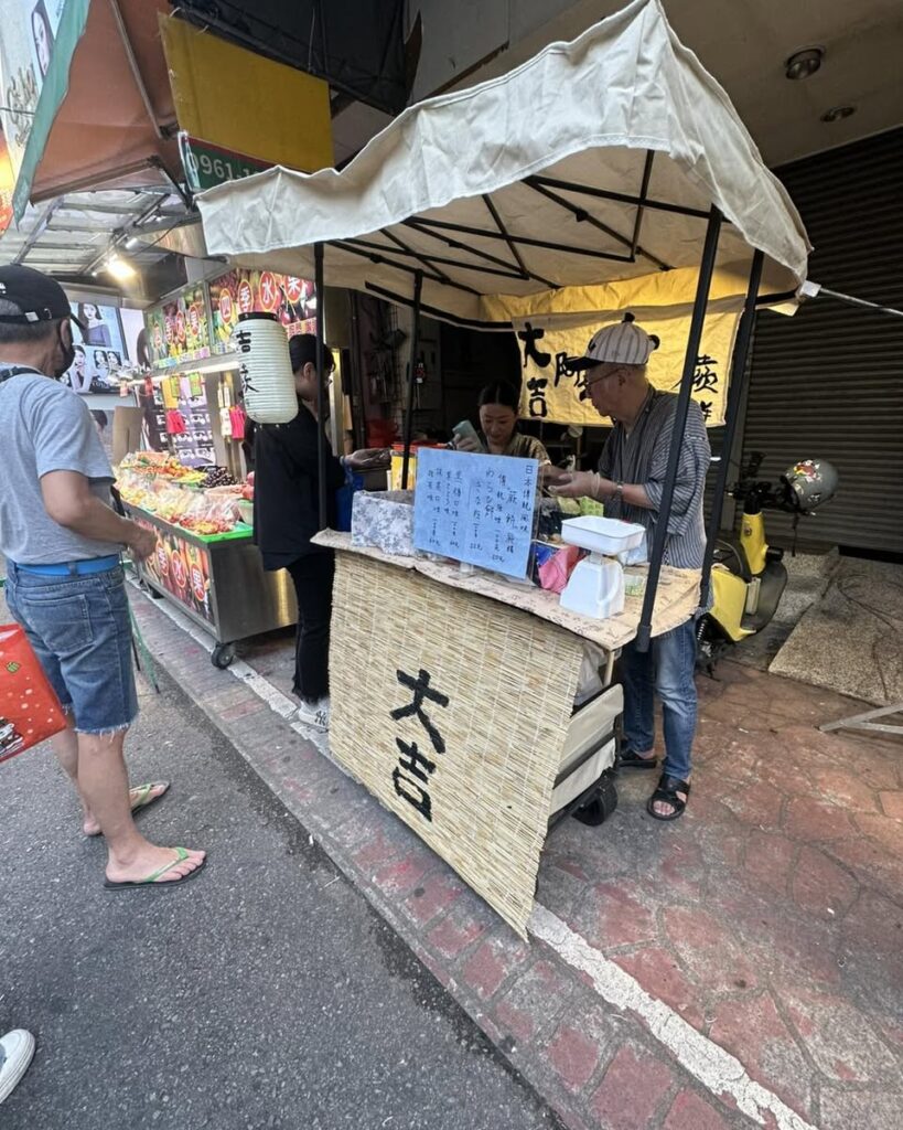 暑假去哪裡？台中必吃 逢甲商圈 日本糰子爺爺 Threads 排隊名店！逢甲日本糰子爺爺推薦｜大吉爺爺 Threads 大吉爺爺現烤糰子爆紅，糰子爺爺出攤地點、糰子爺爺價格與糰子爺爺社群連結 image 3