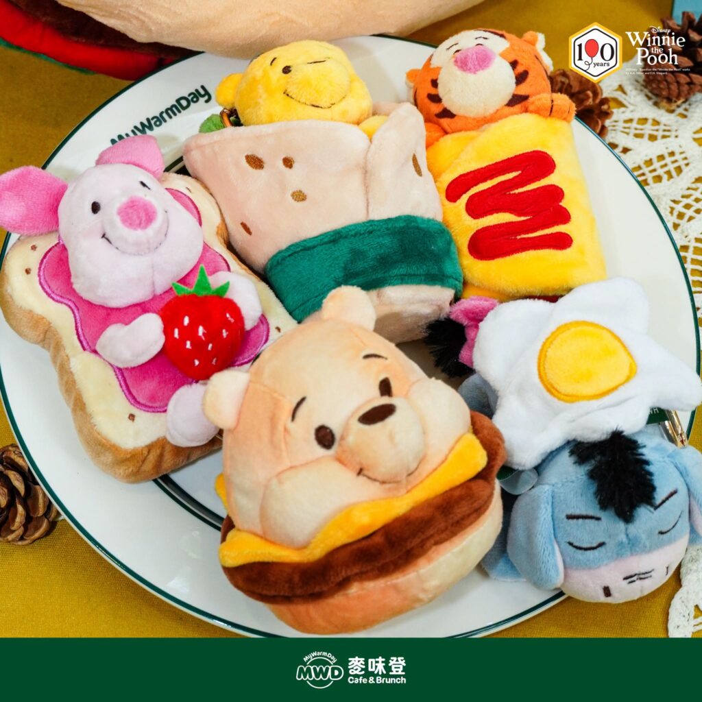 早餐也可以很可愛！麥味登小熊維尼來了！麥味登 × 小熊維尼100週年聯名｜麥味登小熊維尼蜂蜜早餐、麥味登小熊維尼5款玩偶盲盒、麥味登小熊維尼周邊價格與麥味登小熊維尼主題店攻略 image 1