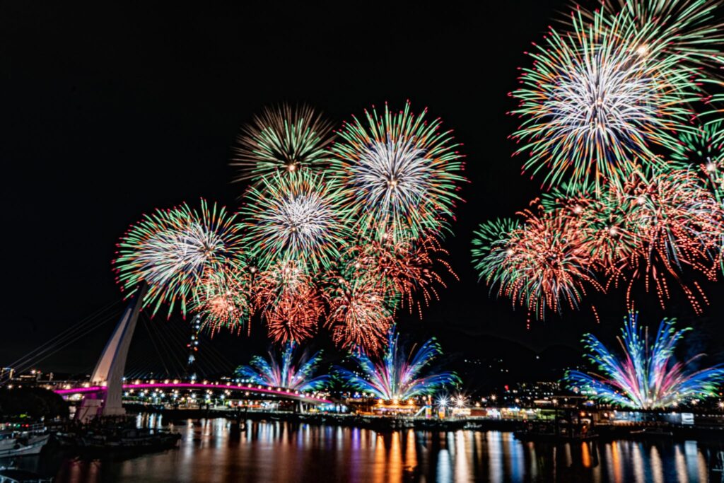 2026 淡水 漁人碼頭 仲夏繽紛樂 煙火｜8/9、8/16、8/23 漁人碼頭 仲夏繽紛樂 煙火場次時間、漁人碼頭 仲夏繽紛樂 煙火主題活動與漁人碼頭 仲夏繽紛樂 煙火交通攻略 image 1