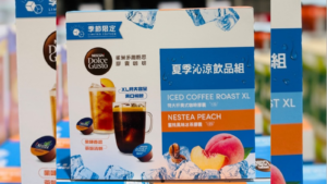 COSTCO 好市多 新品 Nestea 雀巢 多趣酷思 夏季沁涼膠囊組 推薦|雀巢冰美式+雀巢蜜桃冰茶52顆 NESCAFÉ Dolce Gusto 雀巢多趣酷思咖啡機 商品編號#158444 image 1
