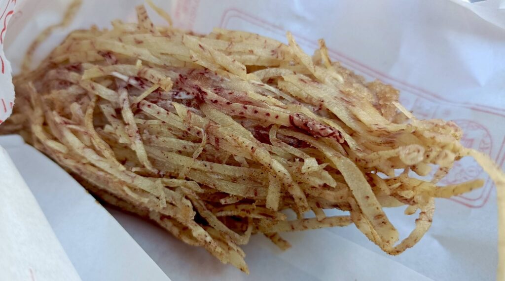 小胖稻草芋頭 Threads 爆款美食推薦｜小胖稻草芋頭大甲現炸芋頭點心，小胖稻草芋頭 稻草芋頭、小胖稻草芋頭蛋黃芋丸與小胖稻草芋頭地芋球價格 image 1
