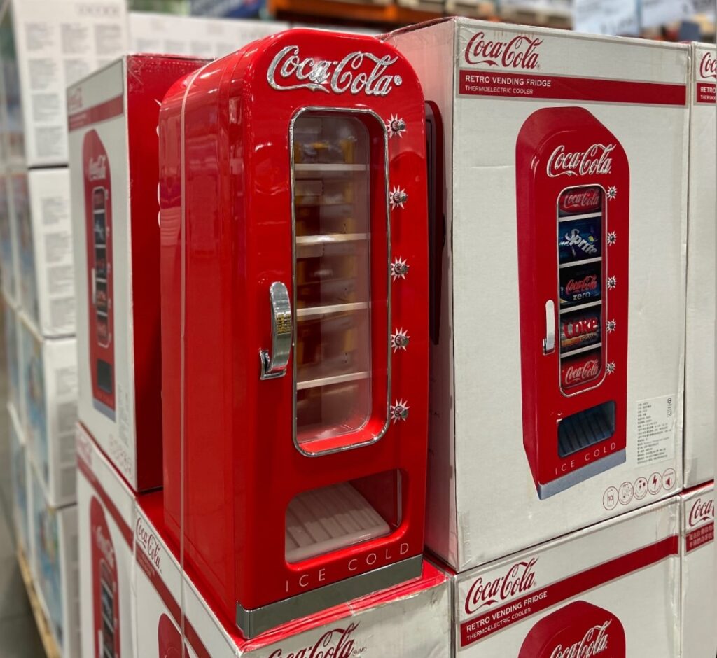 COSTCO 好市多 賣場新發現 可口可樂 迷你冷藏箱 好市多可樂冰箱｜好市多可樂冰箱復古販賣機造型、好市多可樂冰箱可放10罐，好市多可樂冰箱多少錢 商品編號#160719 image 1