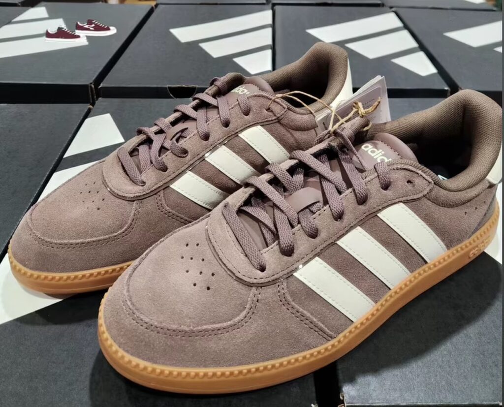 COSTCO 好市多 賣場新發現 adidas Breaknet Sleek 女休閒鞋｜好市多 adidas 麂皮薄底款 復古灰棕配色新上架 商品編號 #1954886 image 1