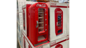 COSTCO 好市多 賣場新發現 可口可樂 迷你冷藏箱 好市多可樂冰箱|好市多可樂冰箱復古販賣機造型、好市多可樂冰箱可放10罐,好市多可樂冰箱多少錢 商品編號#160719 image 1