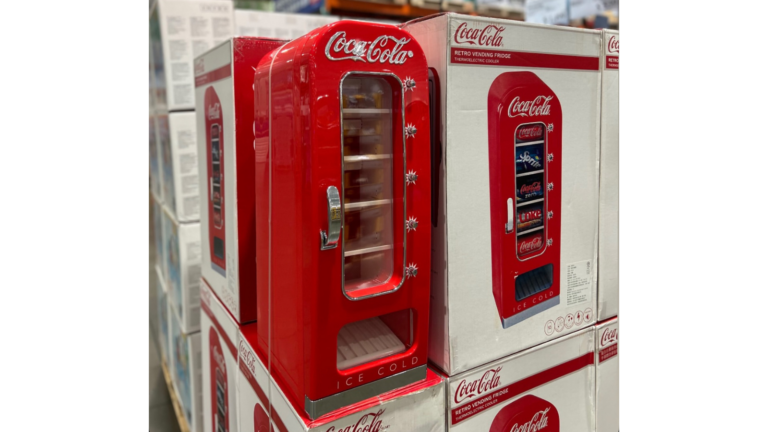 COSTCO 好市多 賣場新發現 可口可樂 迷你冷藏箱 好市多可樂冰箱｜好市多可樂冰箱復古販賣機造型、好市多可樂冰箱可放10罐，好市多可樂冰箱多少錢 商品編號#160719