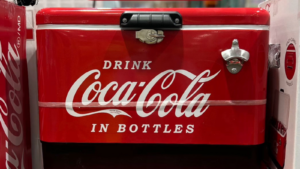 COSTCO 好市多 Coca-Cola 復古冰桶 新上市|好市多 可樂冰桶 51公升可放85罐飲料 好市多 可樂冰桶 多少錢?商品編號 #578836 image 1