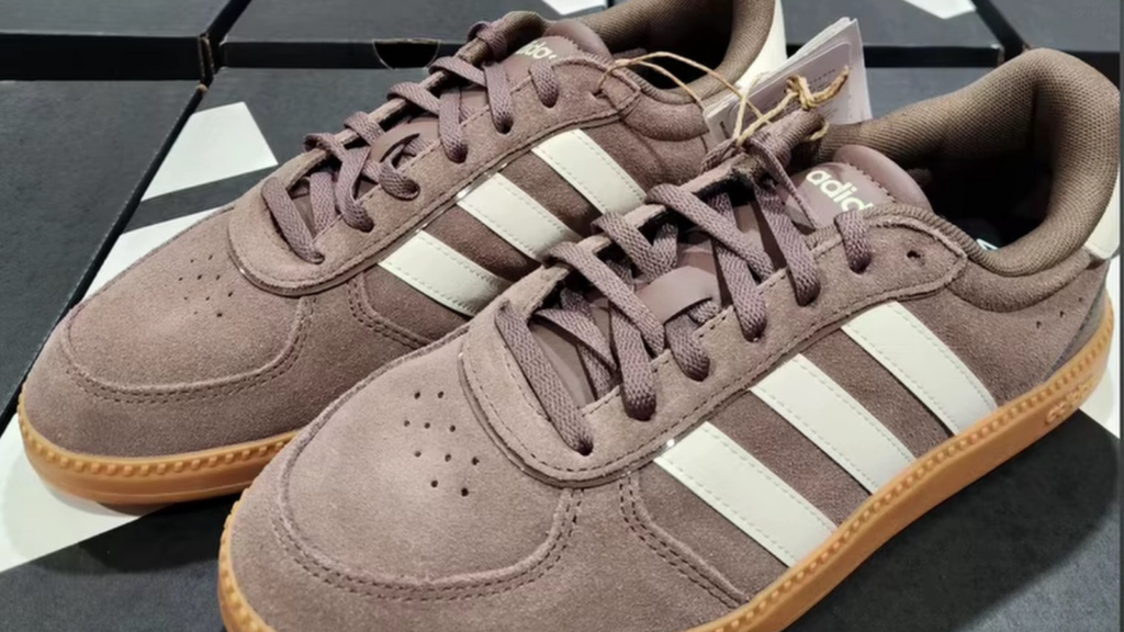 COSTCO 好市多 賣場新發現 adidas Breaknet Sleek 女休閒鞋｜好市多 adidas 麂皮薄底款 復古灰棕配色新上架 商品編號 #1954886 image 1